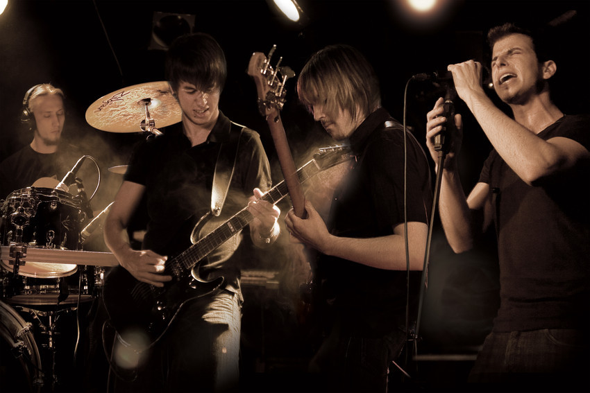 Phyria aus Krefeld sind mit ihrem Song "The Curtain" auf dem AUDIOSURF-Sampler 2013 vertreten.